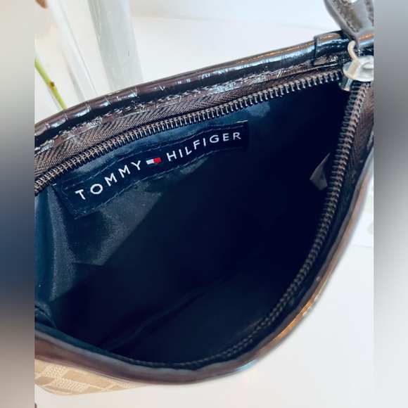 TOMMY HILFIGER Wristlet Signature Pouch Wallet Beige/Brown Patent - Picture 2 of 11